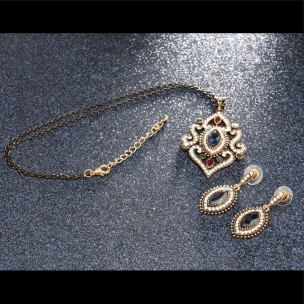Gorgeous Vintage Style Necklace & Earrings